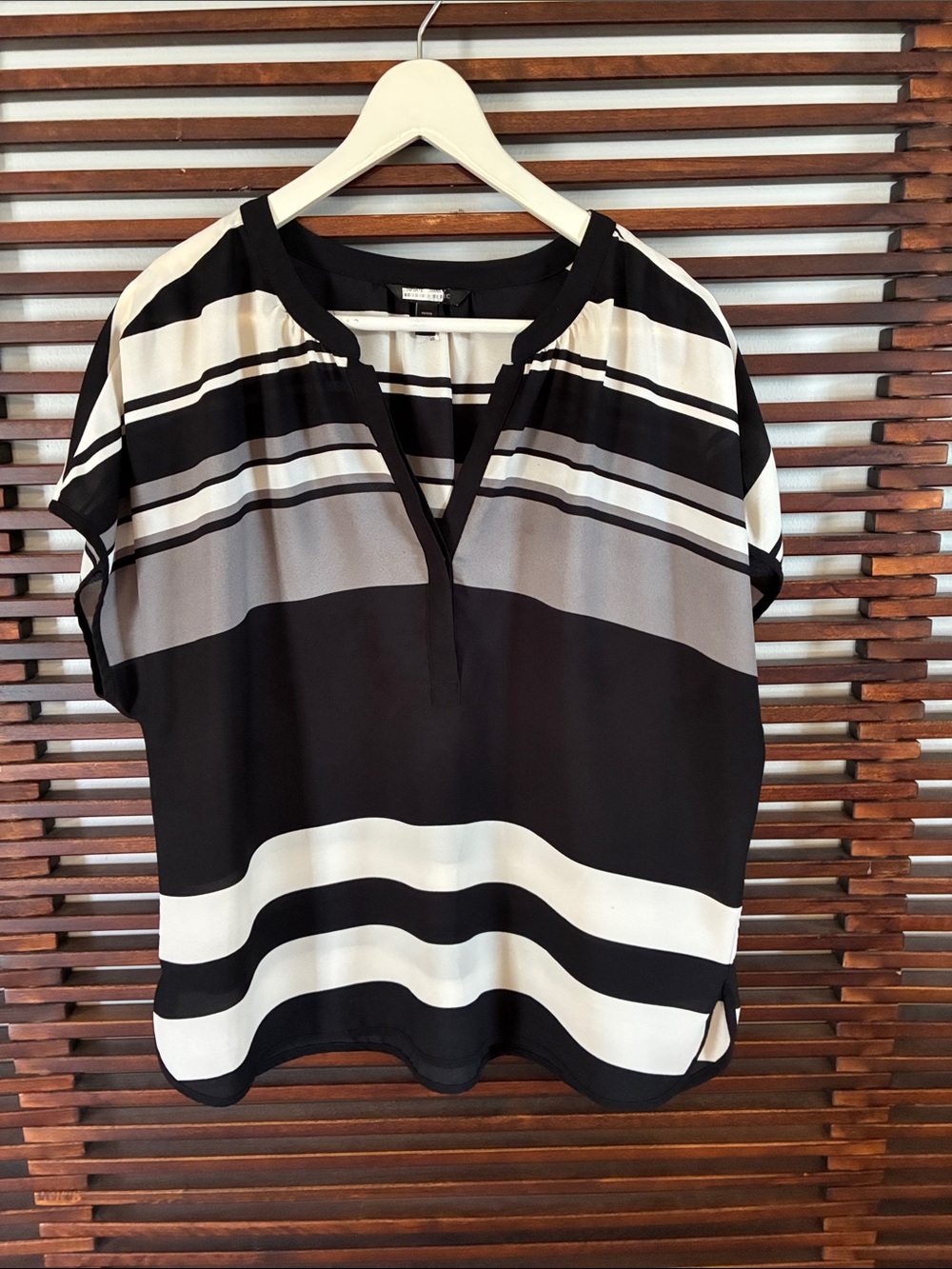 🎉NEW LISTING!🎉Banana Republic Modern Striped V-Neck Blouse